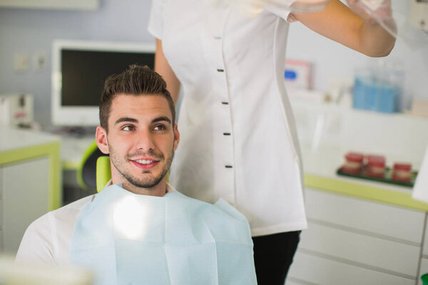 Моя улыбка идеальна! Портрет счастливого пациента в стоматологическом кресле
.