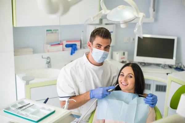 Tandarts Doet Een Tandheelkundige Behandeling Een Vrouwelijke Patiënt — Stockfoto