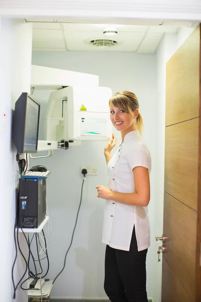 Matériel Médical Technologie Dentaire Portrait Une Praticienne Souriante Prenant Des — Photo