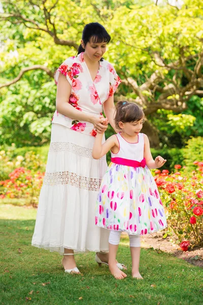 Jovem Mãe Feliz Andando Jardim Com Sua Encantadora Filha Deficiente — Fotografia de Stock