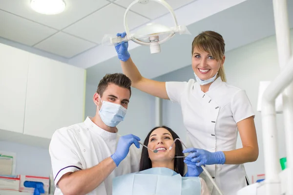 Gelukkig Mannelijke Tandarts Met Assistent Vrouwelijke Patiënt Bij Tandheelkundige Kliniek — Stockfoto