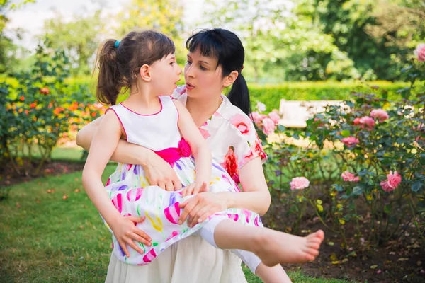 Boldog Fiatal Anya Kertben Tartja Kör Fogyatékkal Élő Gyönyörű Lánya — Stock Fotó