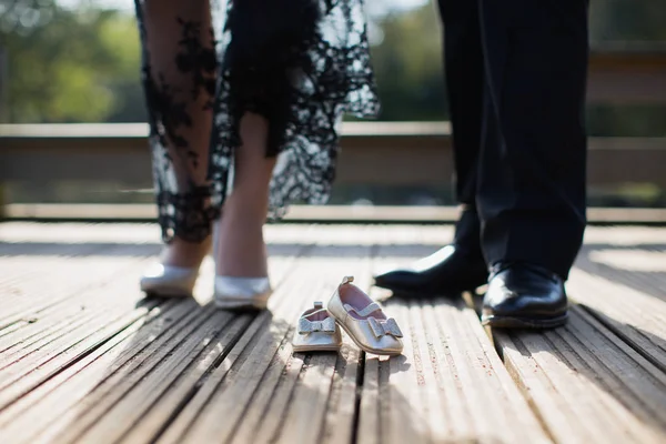 Close Little Shoes Feet Wife Husband Outdoor — Stock Photo, Image