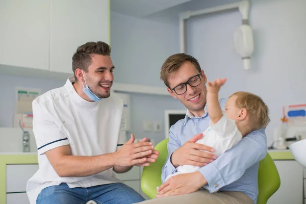 Dentista Examinando Dentes Menino Segurado Por Seu Pai Clínica Odontológica — Fotografia de Stock