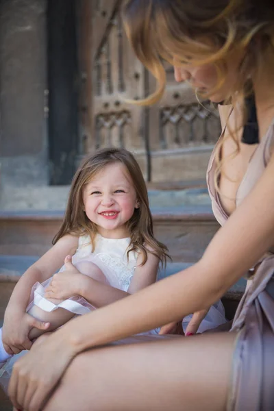 Fiatal Gyönyörű Anya Közelében Kis Aranyos Lány Ült Lépcsőn Régi — Stock Fotó