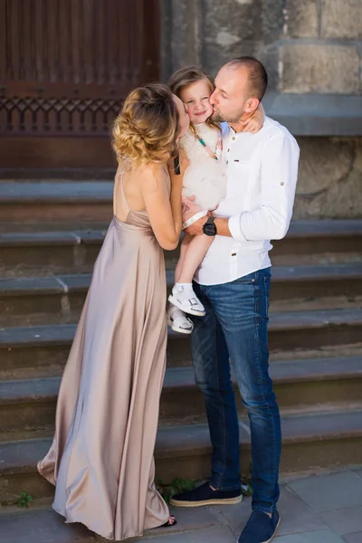 Les Jeunes Parents Heureux Debout Plein Air Sur Fond Vieux — Photo