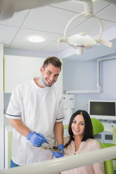 Retrato Dentista Masculino Amigável Segurando Sua Mão Uma Prancheta Consultoria — Fotografia de Stock