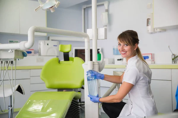 Tandarts Vrouw Assistent Gebruik Moderne Stomatologie Technologie Bereiden Medische Hulpmiddelen — Stockfoto