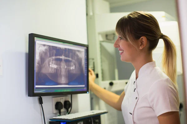 Image Une Femme Médecin Regardant Radiographie Dentaire Écran — Photo