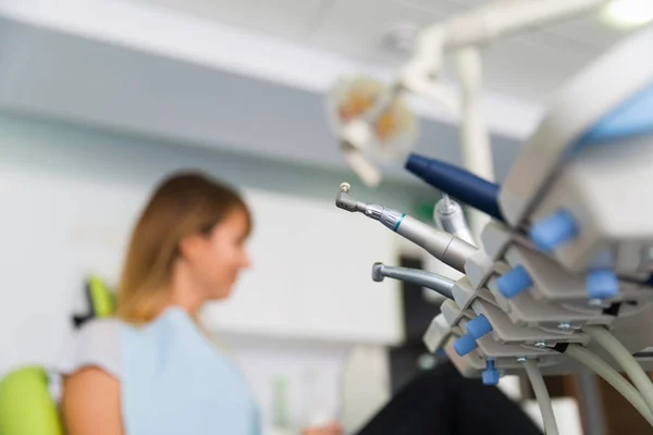Sprzęt Instrumenty Dentystyczne Gabinecie Stomatologicznym Szczelnie Góry Pacjenta Tle — Zdjęcie stockowe