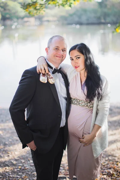 Porträt Einer Schwangeren Sanften Frau Die Mit Ihrem Mann Umarmung — Stockfoto