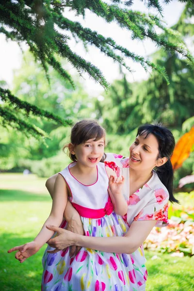 Porträt Einer Jungen Glücklichen Mutter Mit Ihrer Schönen Behinderten Tochter — Stockfoto