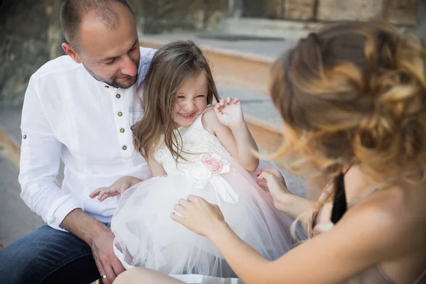 Portrait Une Jeune Famille Souriante Assise Dans Les Escaliers Vieil — Photo