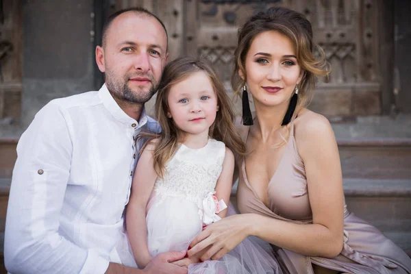 Portrait Jeune Famille Heureuse Qui Assoit Dans Les Escaliers Vieil — Photo