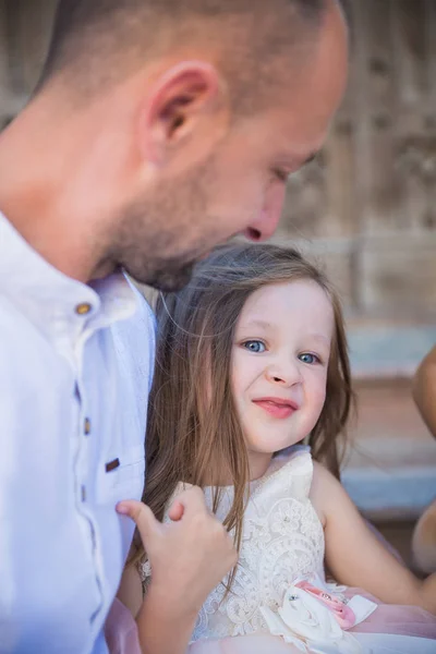 Portrait Une Petite Fille Joyeuse Assise Sur Les Genoux Son — Photo