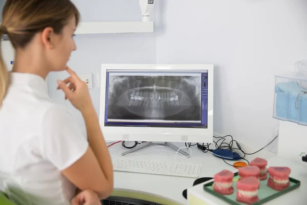 Mujer Dentista Mirando Pantalla Con Rayos Del Paciente — Foto de Stock