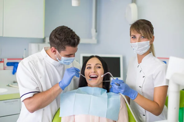 Diş Tedavisi Dişçi Ofisinde Sahip Güzel Bir Kadın Hasta Kadın — Stok fotoğraf