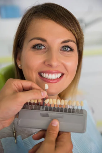Diş Hekimi Hastanın Diş Gölge Için Tedavi Beyazlatma Örnekleri Ile — Stok fotoğraf