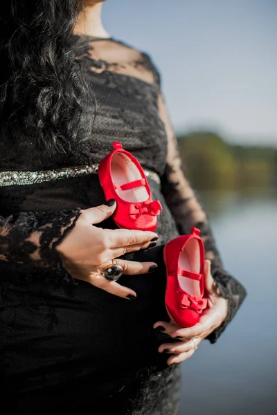 Închideți Niște Pantofi Roșii Care Femeia Însărcinată Ține Burtă Aer — Fotografie, imagine de stoc