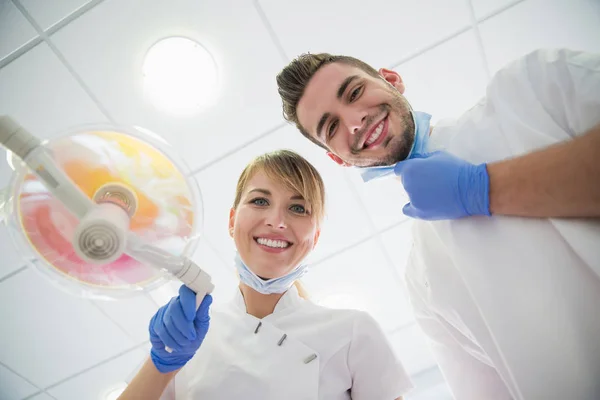 Чоловік Стоматолог Асистент Дивлячись Пацієнтів Посміхаючись Вид Зверху — стокове фото