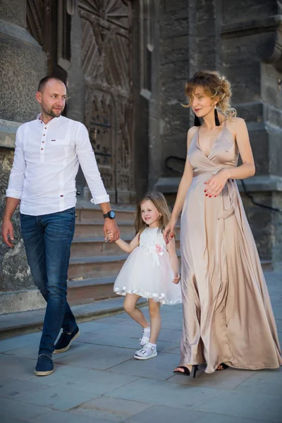 Jeune Famille Heureuse Marche Plein Air Sur Fond Vieux Bâtiment — Photo