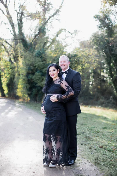Eine Schwangere Glückliche Frau Steht Mit Ihrem Mann Park Umarmung — Stockfoto