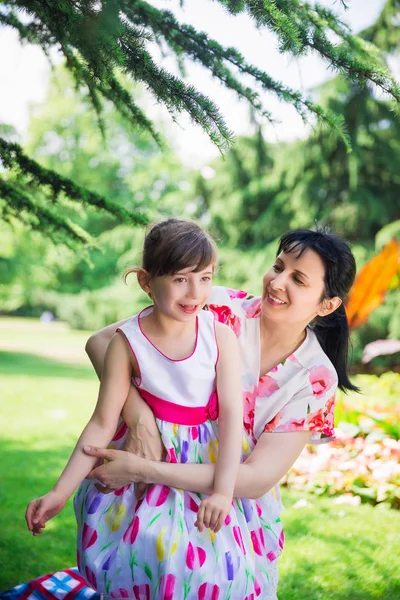 Porträt Einer Jungen Glücklichen Mutter Mit Ihrer Lächelnden Behinderten Tochter — Stockfoto
