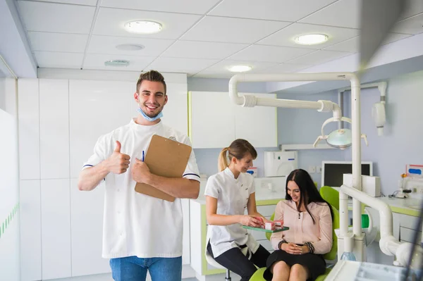 Retrato Dentista Masculino Com Comprimido Nas Mãos Clínica Dentária Outro — Fotografia de Stock