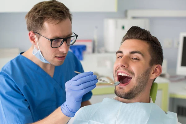 Diş Kliniği Nde Kontrole Sahip Adam Sağlık Kavramı Sağlıklı Dişler — Stok fotoğraf