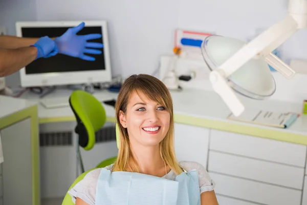 Mijn Glimlach Perfect Portret Van Tevreden Patiënt Tandheelkundige Stoel — Stockfoto