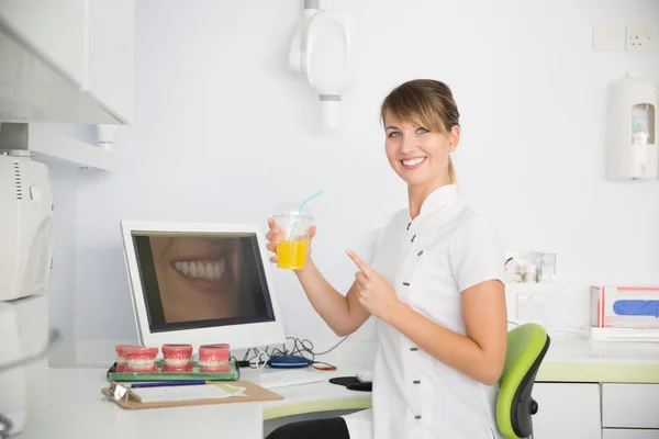 Médica Bonita Com Copo Suco Orgânico Consultório Dentista — Fotografia de Stock