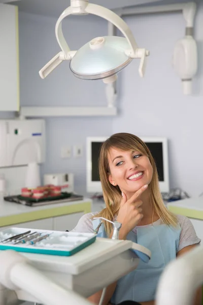 Dişçi Koltuğunda Oturmak Diş Araçları Arıyorsunuz Bayan Hasta Gülümseyen — Stok fotoğraf