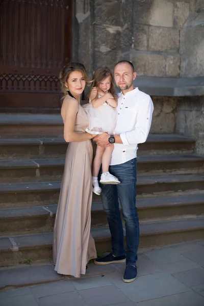 Les Jeunes Parents Heureux Debout Plein Air Sur Fond Vieux — Photo