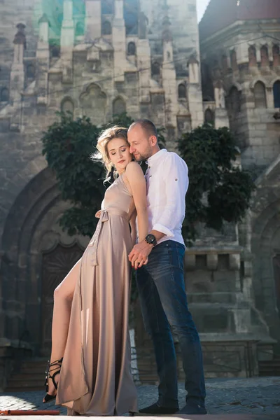 Young Romantic Elegant Couple Standing Embrace Background Roman Catholic Church — Stock Photo, Image