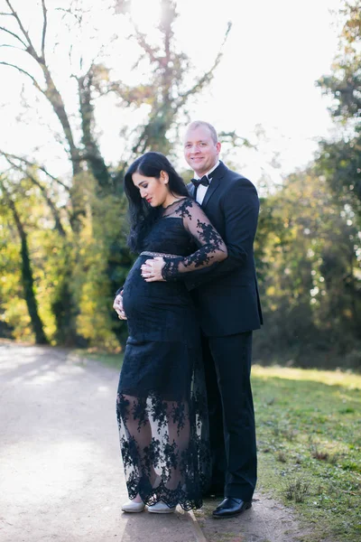 Gravid Lycklig Kvinna Står Famn Med Maken Parken Och Håller — Stockfoto