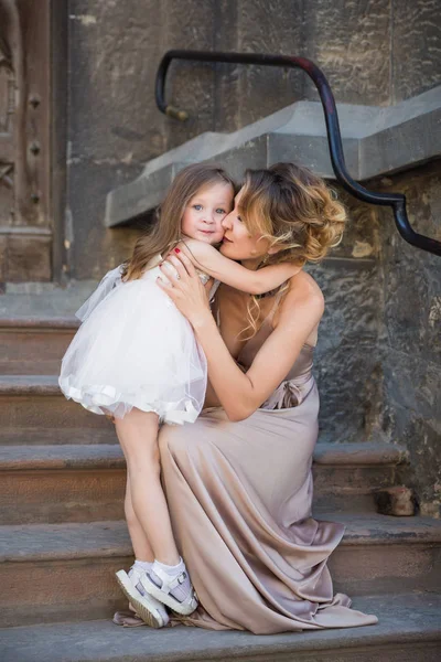 Fiatal Gyönyörű Anya Lépcsőn Régi Épület Szabadtéri Csók Arcát Kis — Stock Fotó