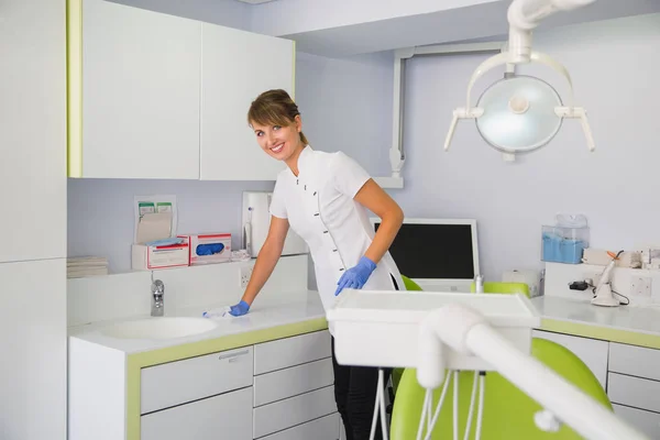 Dentista Sorrindo Limpar Seu Worrkplace Após Dia Trabalho Duro — Fotografia de Stock