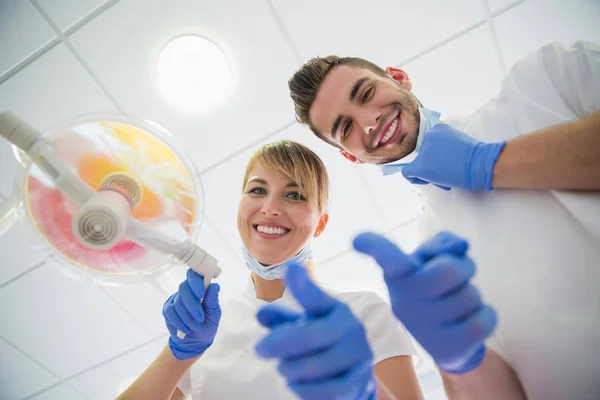 Paciente Cadeira Dentária Vista Dentista Assistente — Fotografia de Stock