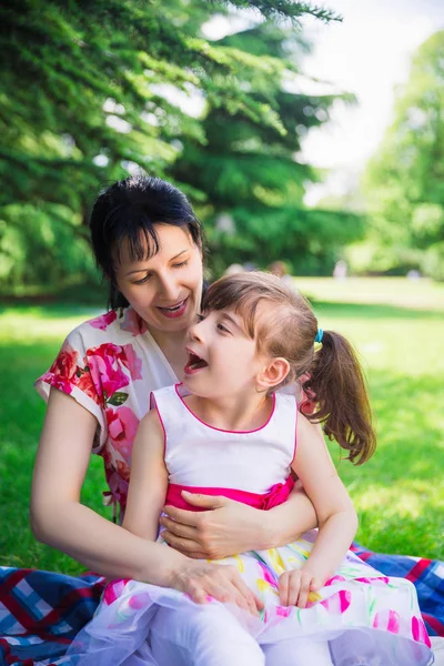 Porträt Eines Fröhlichen Behinderten Mädchens Das Auf Dem Schoß Seiner — Stockfoto