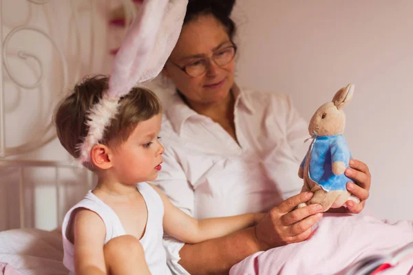 Vista Lateral Abuela Feliz Con Nieto Las Orejas Conejo Sentado — Foto de Stock