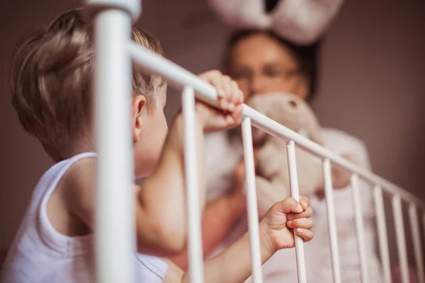 Primer Plano Del Niño Que Sostiene Cama Con Las Manos — Foto de Stock