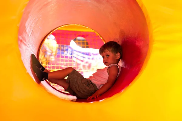 Lindo Niño Sentado Tubo — Foto de Stock