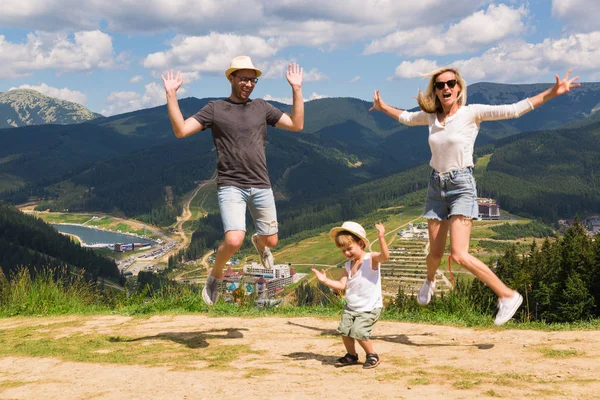 Familia Feliz Alegre Saltando Sobre Fondo Las Montañas — Foto de Stock