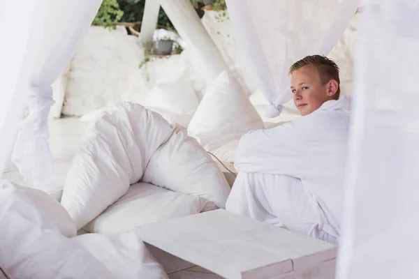 Gelukkige Jongen Zitten Een Jurk Buurt Van Een Outdoor Bed — Stockfoto