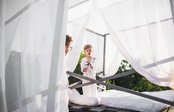 Grappige Kleine Jongen Staande Een Outdoor Bed Een Dinosaurus Van — Stockfoto