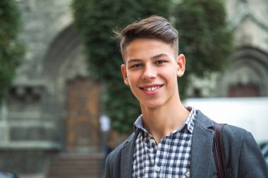 Açık duruyor gülümseyen genç adam portresi