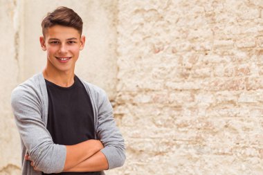 Eski ev duvara yakın açık duran genç adam portresi