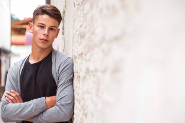 Eski ev duvara yakın açık duruyor yakışıklı genç adam portresi
