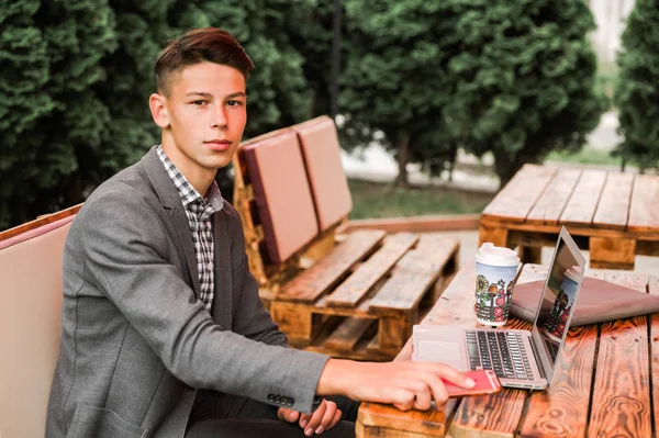 Retrato Jovem Bonito Que Está Sentado Mesa Livre Trabalhando Com — Fotografia de Stock