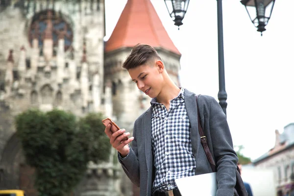 Portrait Jeune Homme Qui Tient Debout Sur Fond Vieux Gothique — Photo